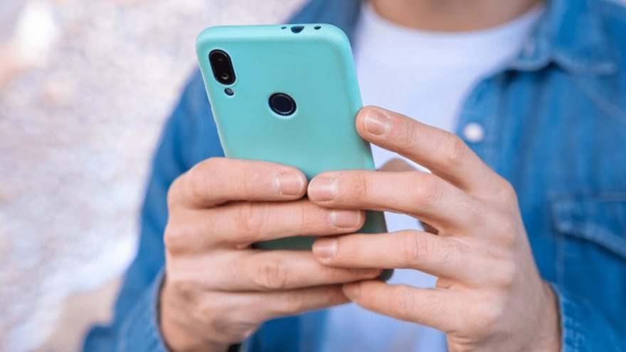 Pessoa segurando um celular
